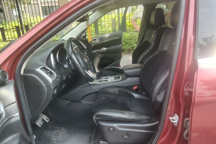 Used Jeep Grand Cherokee SRT 2012 6.4L SRT8 Left Front Seat