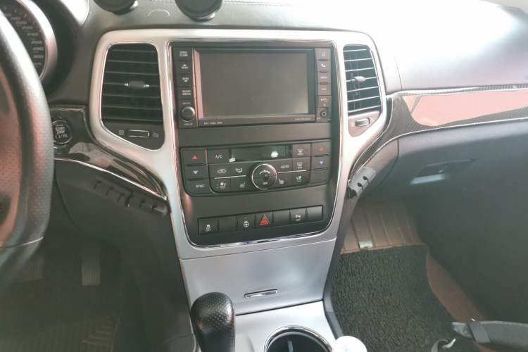 Used Jeep Grand Cherokee SRT 2013 6.4L SRT8 Audio And AC Panel