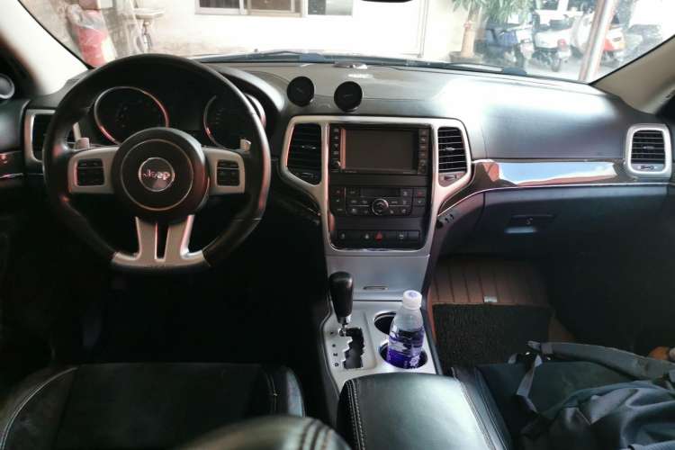 Used Jeep Grand Cherokee SRT 2013 6.4L SRT8 Center Console