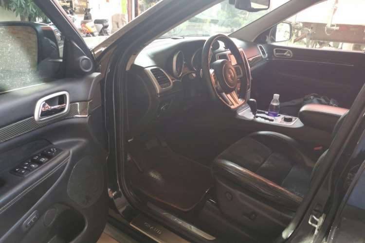 Used Jeep Grand Cherokee SRT 2013 6.4L SRT8 Driver Seat