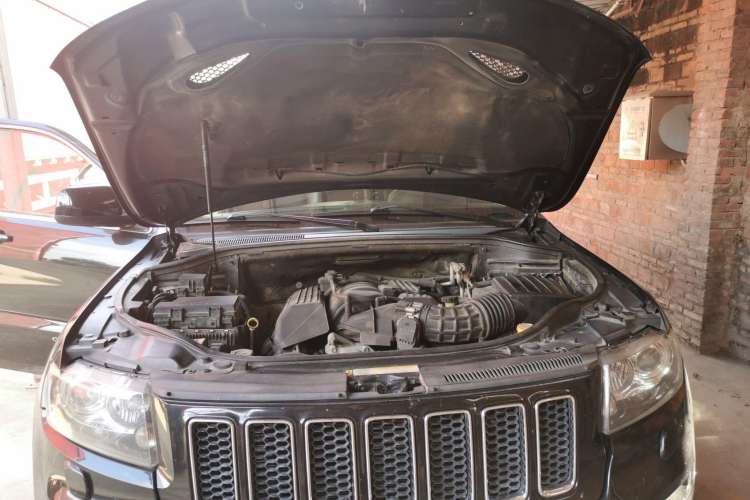 Used Jeep Grand Cherokee SRT 2013 6.4L SRT8 Engine Bay