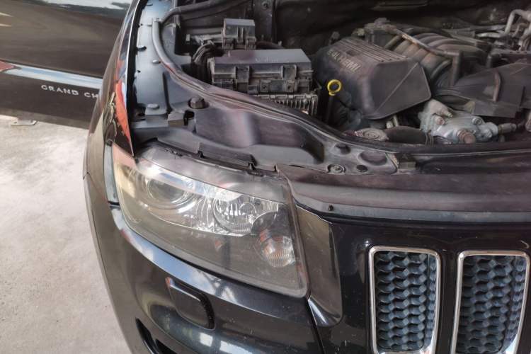 Used Jeep Grand Cherokee SRT 2013 6.4L SRT8 Engine Bay Right