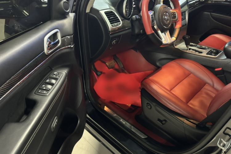 Used Jeep Grand Cherokee SRT 2013 6.4L SRT8 Black Edition Interior 4
