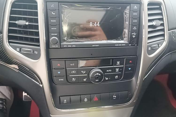 Used Jeep Grand Cherokee SRT 2013 6.4L SRT8 Audio And AC Panel