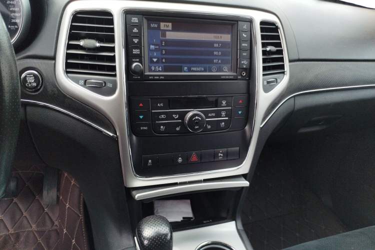 Used Jeep Grand Cherokee SRT 2013 6.4L SRT8 Audio And AC Panel