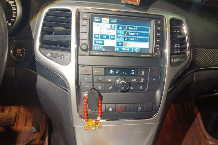Used Jeep Grand Cherokee SRT 2013 6.4L SRT8 Audio And AC Panel