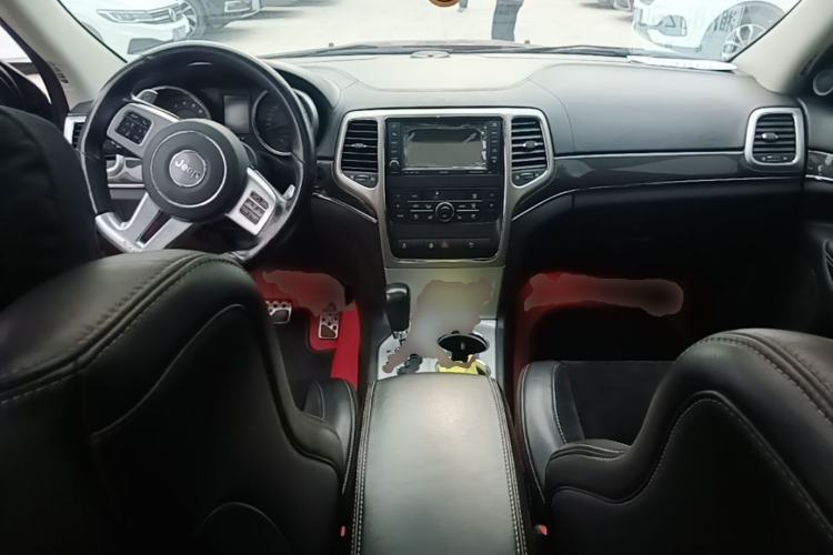 Used Jeep Grand Cherokee SRT 2013 6.4L SRT8 Center Console