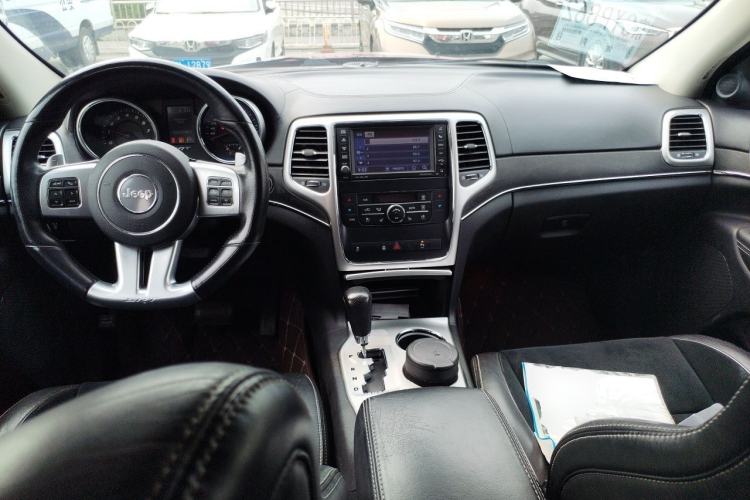 Used Jeep Grand Cherokee SRT 2013 6.4L SRT8 Center Console