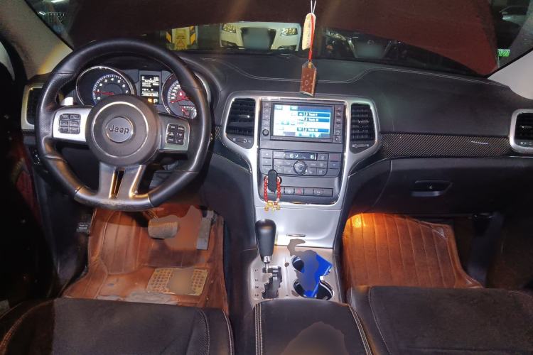 Used Jeep Grand Cherokee SRT 2013 6.4L SRT8 Center Console