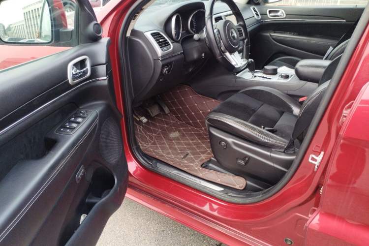 Used Jeep Grand Cherokee SRT 2013 6.4L SRT8 Driver Seat