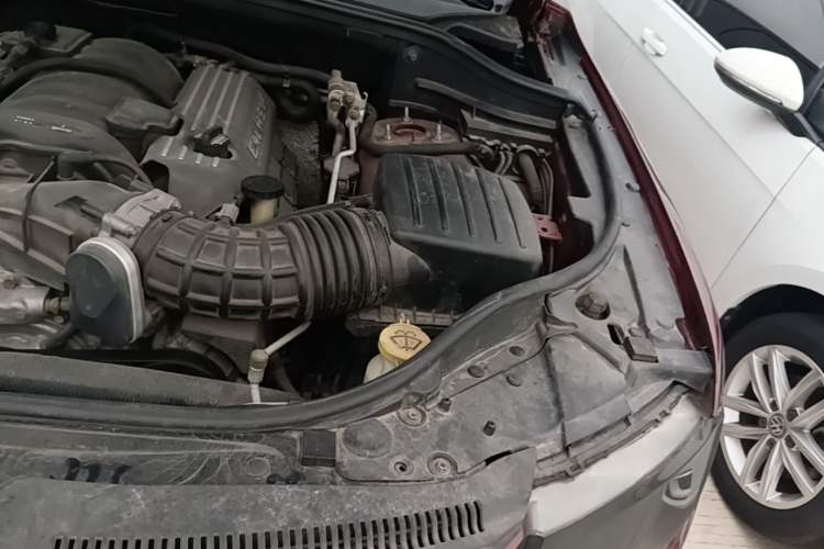 Used Jeep Grand Cherokee SRT 2013 6.4L SRT8 Engine Bay Left