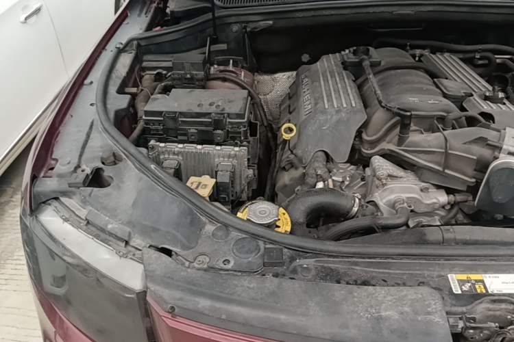 Used Jeep Grand Cherokee SRT 2013 6.4L SRT8 Engine Bay Right