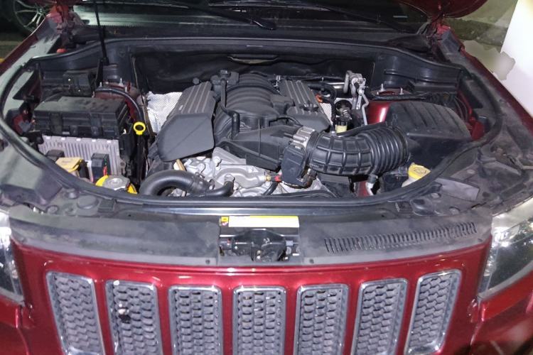 Used Jeep Grand Cherokee SRT 2013 6.4L SRT8 Engine Bay