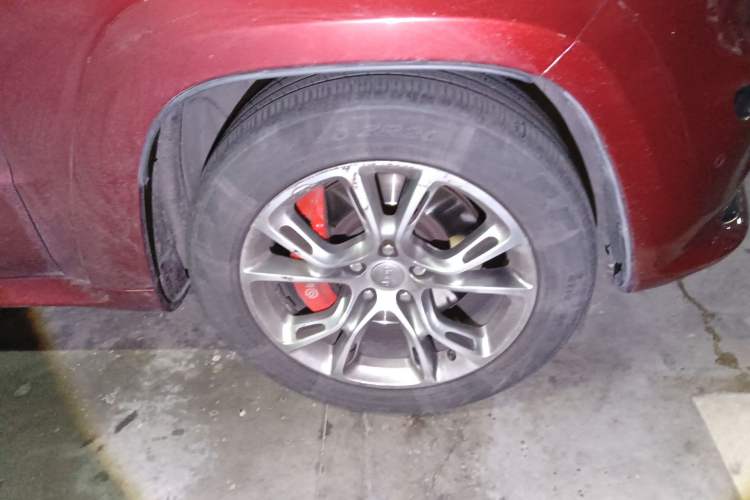 Used Jeep Grand Cherokee SRT 2013 6.4L SRT8 Right Front Wheel Hub