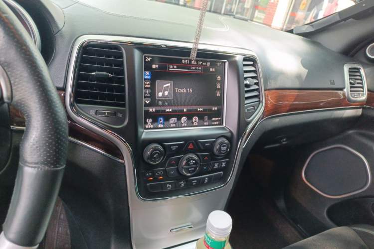 Used Jeep Grand Cherokee SRT 2014 6.4L SRT8 Audio And AC Panel
