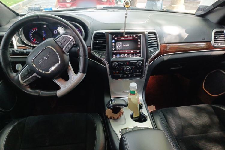 Used Jeep Grand Cherokee SRT 2014 6.4L SRT8 Center Console