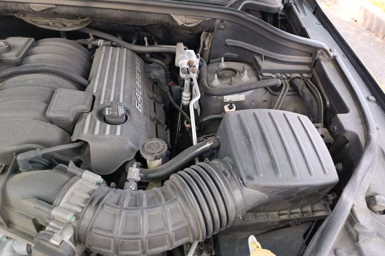 Used Jeep Grand Cherokee SRT 2014 6.4L SRT8 Engine Bay Left