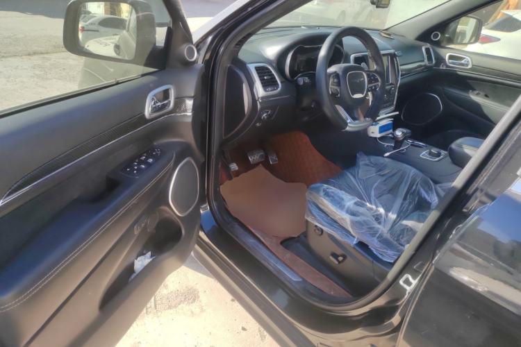 Used Jeep Grand Cherokee SRT 2014 6.4L SRT8 Interior 3