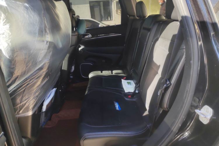 Used Jeep Grand Cherokee SRT 2014 6.4L SRT8 Interior 4