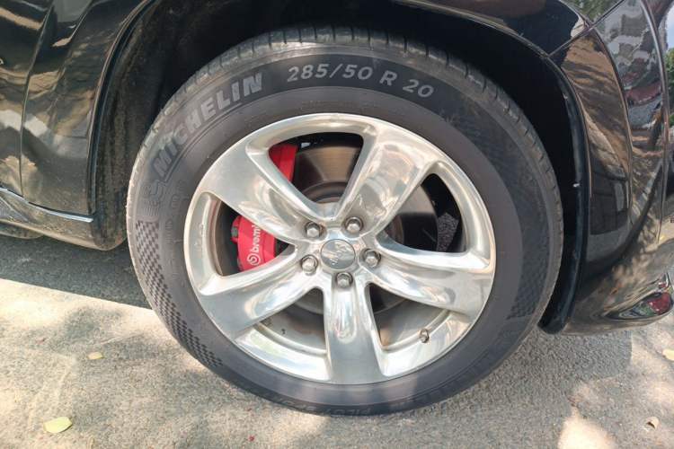 Used Jeep Grand Cherokee SRT 2014 6.4L SRT8 Right Front Wheel Hub