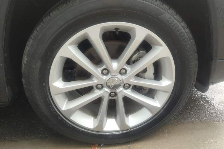 Used Jeep Grand Commander 2020 2.0T Two-Wheel Drive Elite Version Right Front Wheel Hub