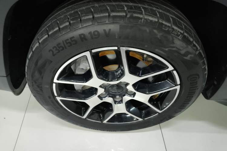 Used Jeep Grand Commander 2022 2.0T Two-Wheel Drive Luxury Version Left Front Wheel Hub