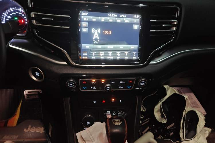 Used Jeep Grand Commander 2018 2.0T Four-Wheel Drive Prestige Edition China V Audio And AC Panel