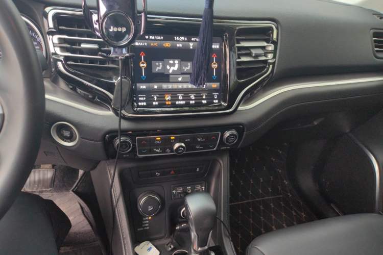 Used Jeep Grand Commander 2018 2.0T Four-Wheel Drive Premium Navigation Version China V Audio And AC Panel