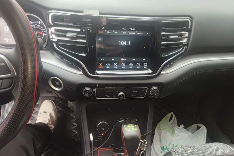 Used Jeep Grand Commander 2018 2.0T Four-Wheel Drive Enjoyment Version China V Audio And AC Panel