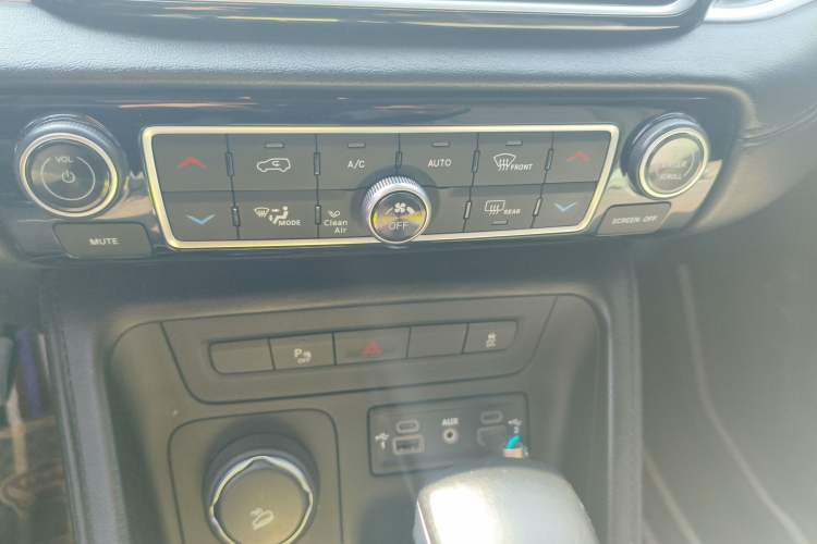 Used Jeep Grand Commander 2018 2.0T Four-Wheel Drive Enjoyment Version China V Audio And AC Panel