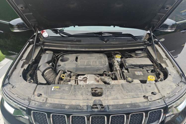 Used Jeep Grand Commander 2018 2.0T Four-Wheel Drive Enjoyment Version China V Engine Bay