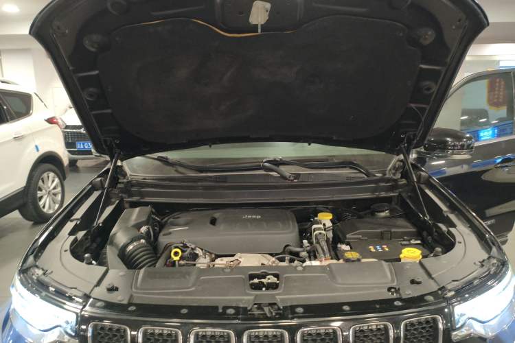 Used Jeep Grand Commander 2018 2.0T Four-Wheel Drive Enjoyment Edition China VI Engine Bay