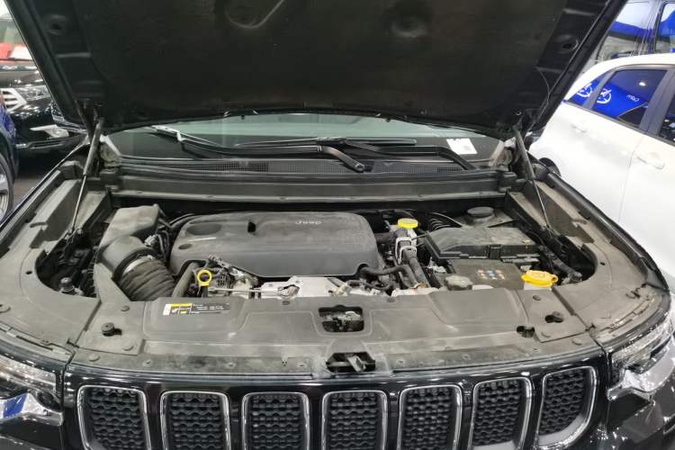 Used Jeep Grand Commander 2018 2.0T Four-Wheel Drive Enjoyment Edition China VI Engine Bay