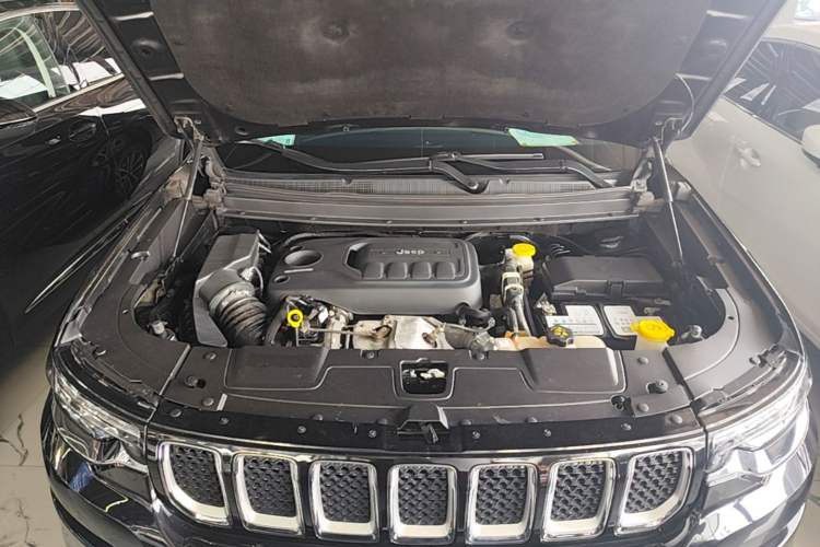 Used Jeep Grand Commander 2018 2.0T Four-Wheel Drive Smart Enjoyment Version China V Emission Standard Engine Bay