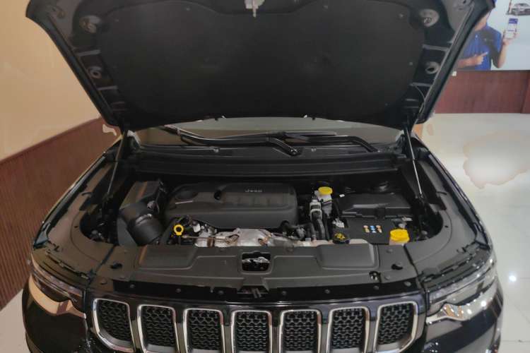 Used Jeep Grand Commander 2018 2.0T Four-Wheel Drive Enjoyment Edition China VI Engine Bay