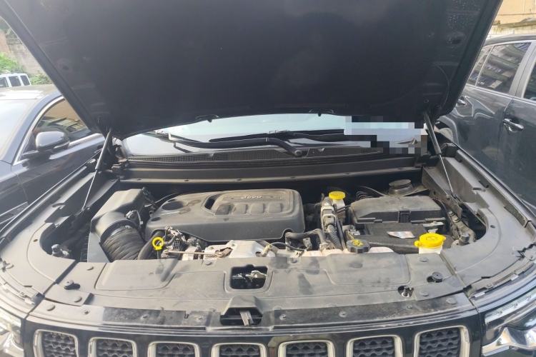 Used Jeep Grand Commander 2018 2.0T Four-Wheel Drive Smart Enjoyment Version China V Emission Standard Engine Bay