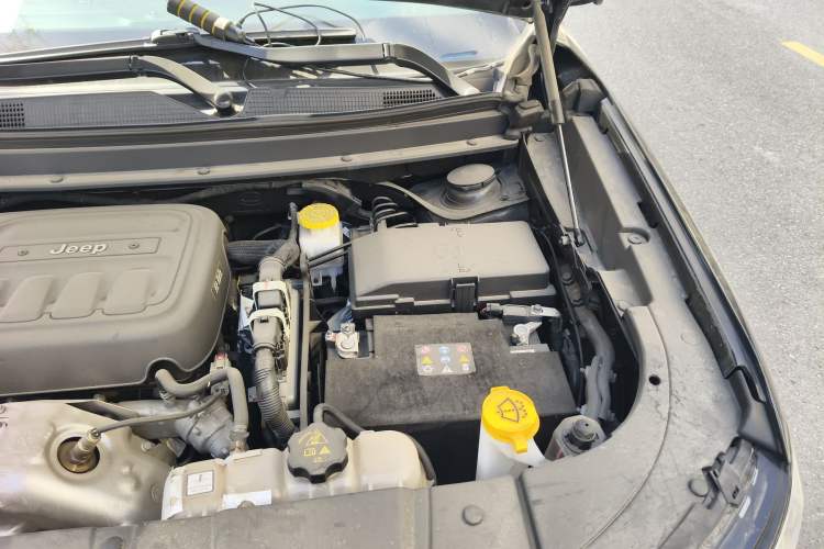 Used Jeep Grand Commander 2018 2.0T Four-Wheel Drive Enjoyment Edition China VI Engine Bay Left