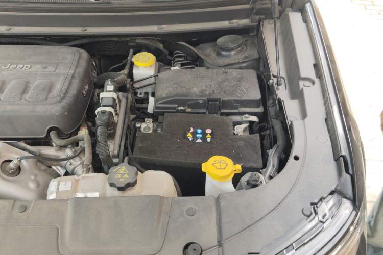 Used Jeep Grand Commander 2018 2.0T Four-Wheel Drive Enjoyment Edition China VI Engine Bay Left