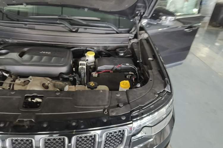 Used Jeep Grand Commander 2018 2.0T Four-Wheel Drive Enjoyment Edition China VI Engine Bay Left
