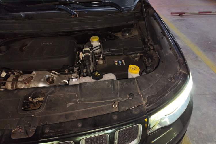 Used Jeep Grand Commander 2018 2.0T Four-Wheel Drive Smart Enjoyment Version China VI Engine Bay Left