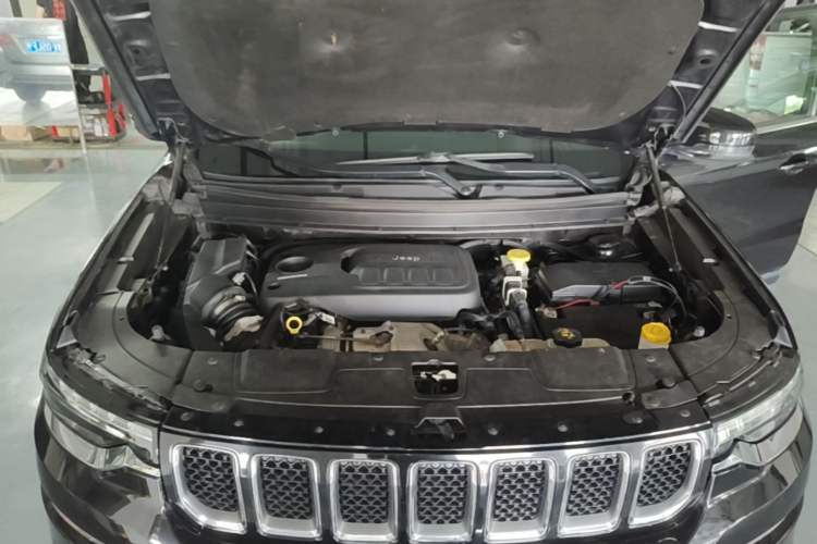 Used Jeep Grand Commander 2018 2.0T Four-Wheel Drive Enjoyment Edition China VI Engine Bay