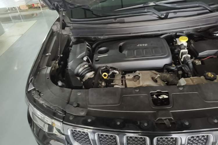Used Jeep Grand Commander 2018 2.0T Four-Wheel Drive Enjoyment Edition China VI Engine Bay Right