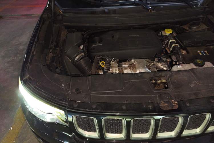 Used Jeep Grand Commander 2018 2.0T Four-Wheel Drive Smart Enjoyment Version China VI Engine Bay Right