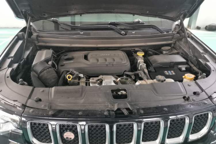 Used Jeep Grand Commander 2018 2.0T Four-Wheel Drive Smart Enjoyment Version China V Emission Standard Engine Bay