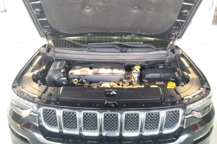 Used Jeep Grand Commander 2018 2.0T Four-Wheel Drive Enjoyment Version China V Engine Bay