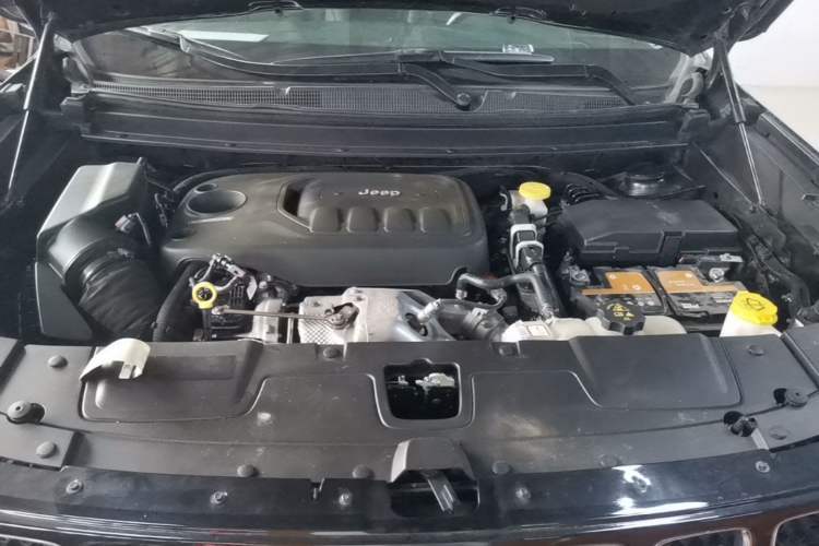 Used Jeep Grand Commander 2018 2.0T Four-Wheel Drive Enjoyment Edition China VI Engine Bay