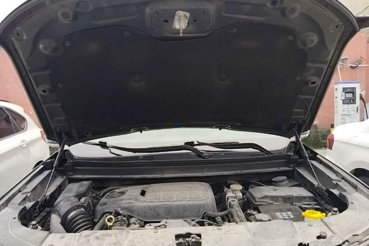 Used Jeep Grand Commander 2018 2.0T Four-Wheel Drive Smart Enjoyment Version China V Emission Standard Engine Bay