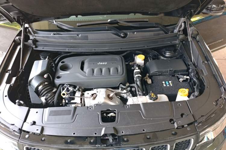 Used Jeep Grand Commander 2018 2.0T Four-Wheel Drive Premium Navigation Version China V Engine Bay