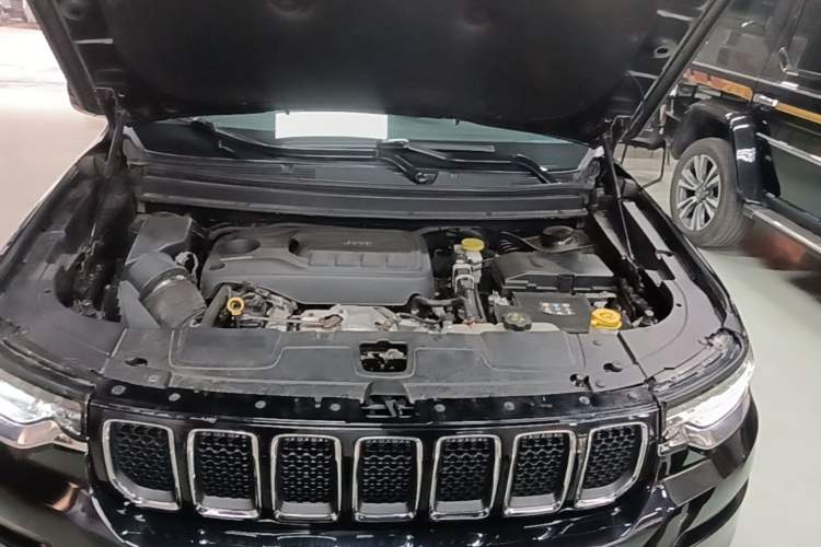 Used Jeep Grand Commander 2018 2.0T Four-Wheel Drive Enjoyment Edition China VI Engine Bay