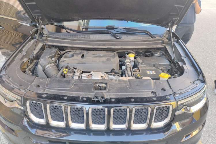 Used Jeep Grand Commander 2018 2.0T Four-Wheel Drive Smart Enjoyment Version China V Emission Standard Engine Bay